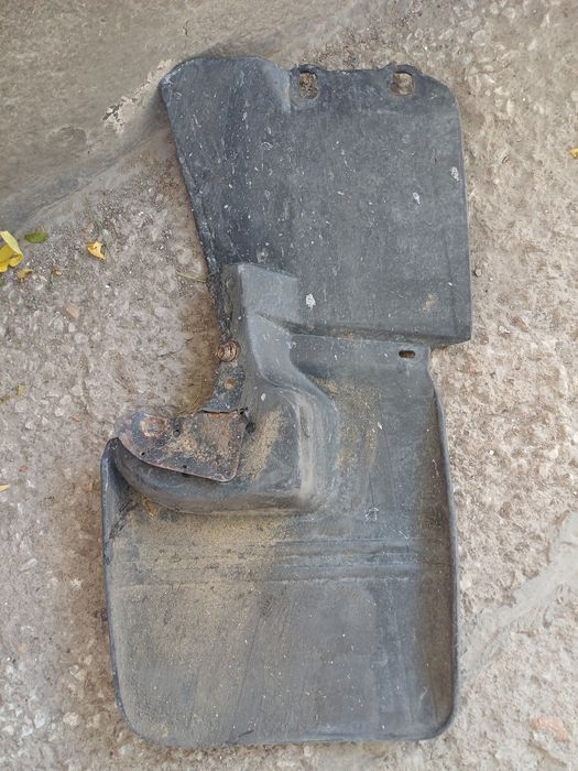 Продам задний брызговик с Паджеро 2