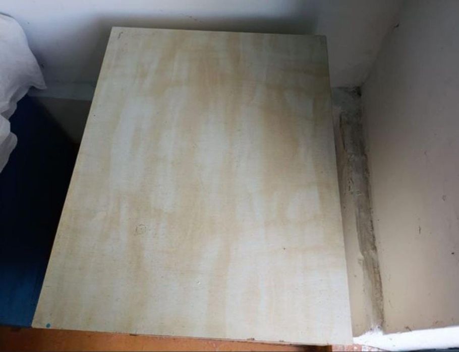 Тумбочка белая .