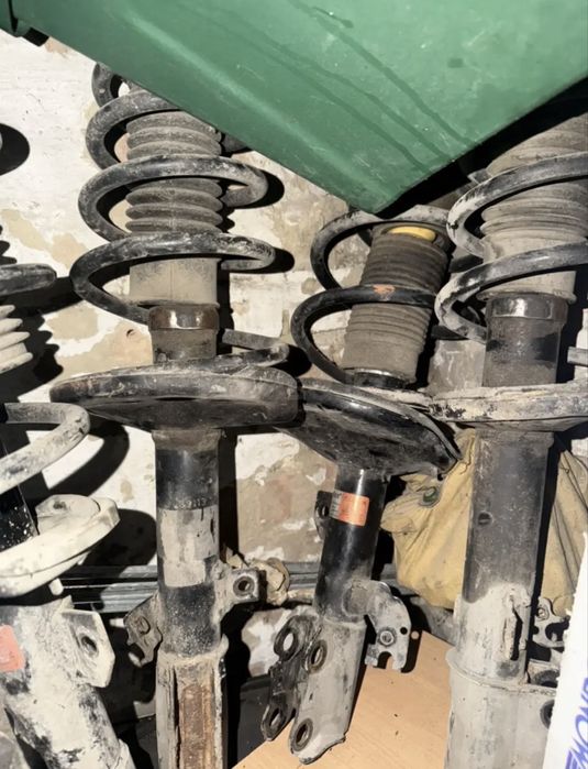 Продам амортизаторы на камри 40