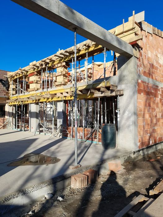 Case la roșu, Consolidări, Demolări, Fațade