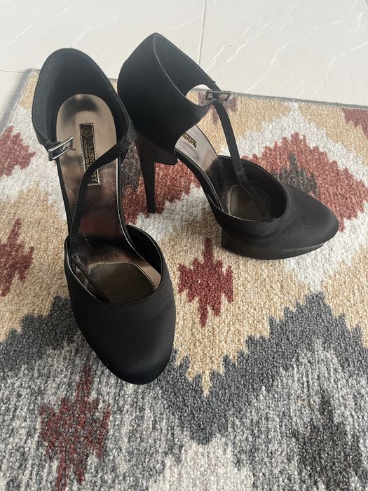 Туфли на высоком каблуке.