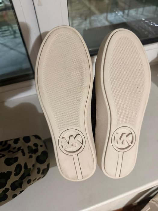 Продам кроссовки новые