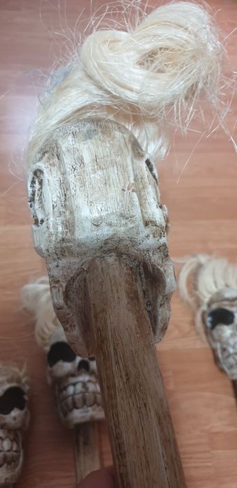 Totem  cu cap de craniu din lemn