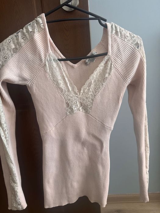 Пуловер в цвят пудра Guess