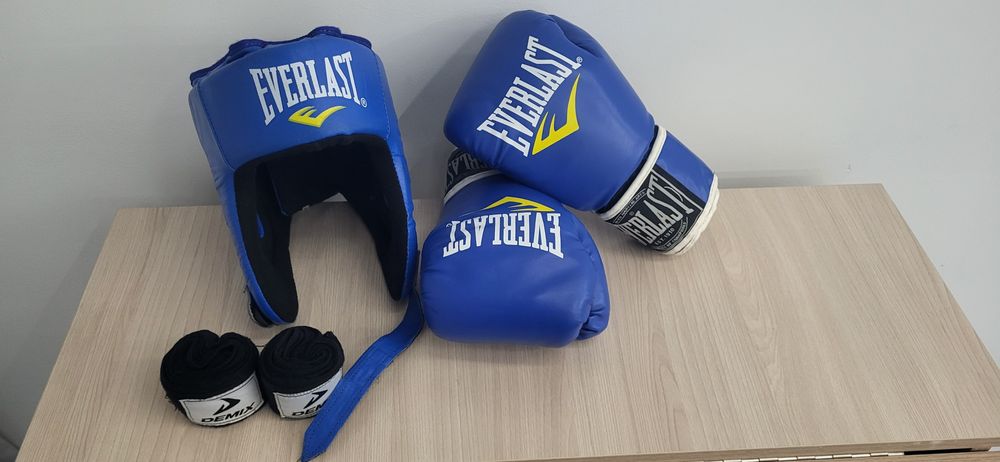 Шлем и перчатка,  подарка бинт