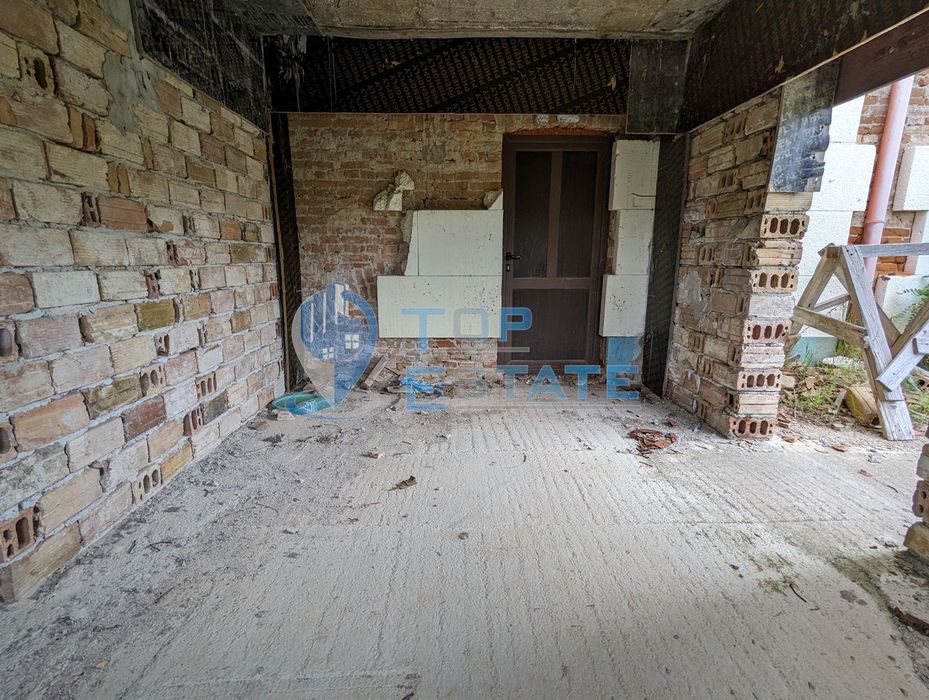 Двуетажна тухлена къща с външна изолация в село Миндя