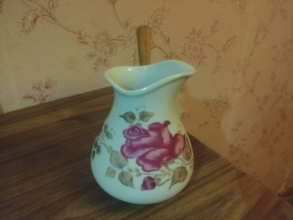 Турка фарфоровая с деревянной ручкой, новая. Объем 300 мл.