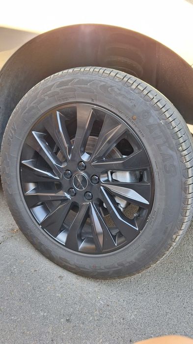 Гуми Атлас 235/55R19 101h
4 броя, на 100 км.
