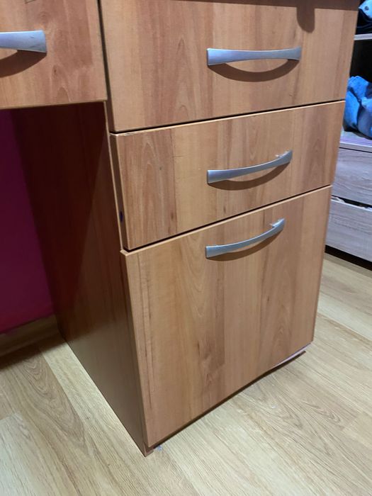 Бюро цвят череша