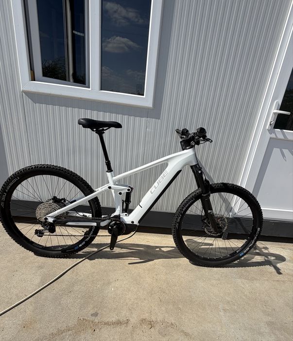 Bicicleta electrica cube  ONE44 EXC 800 METALLICWHITE BLACK 2025