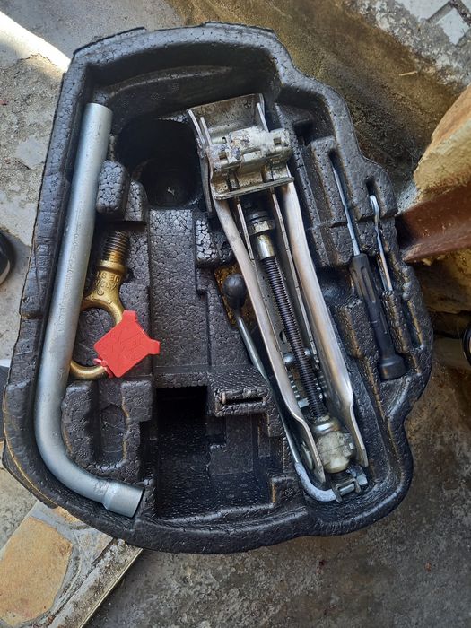 Оригинален комплект крик ключ и кука за vw-Golf-4.5.6.Bora.Betle. skod