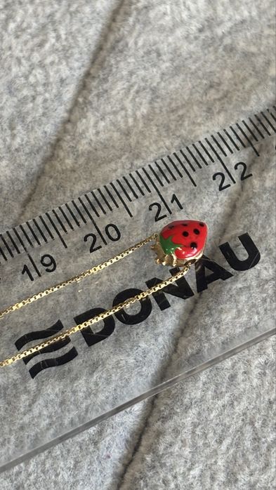 Златно колие с ягодка като ново 14 карата