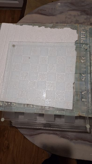 Продават ме : Стеклен Шах