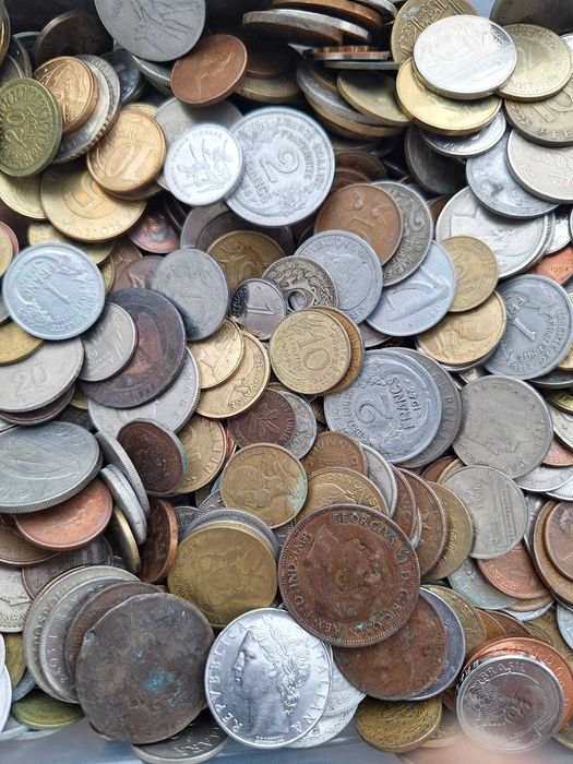 LOT 10 Kg monede straine diverse == peste 2500 bucati ==plus BONUS==