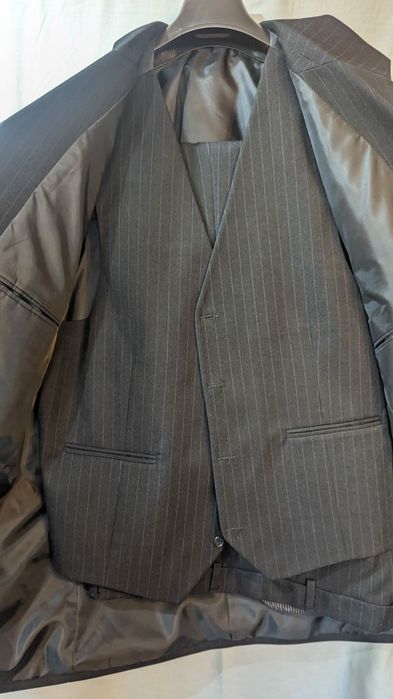 Costum barbatesc negru cu dungi mas 58
