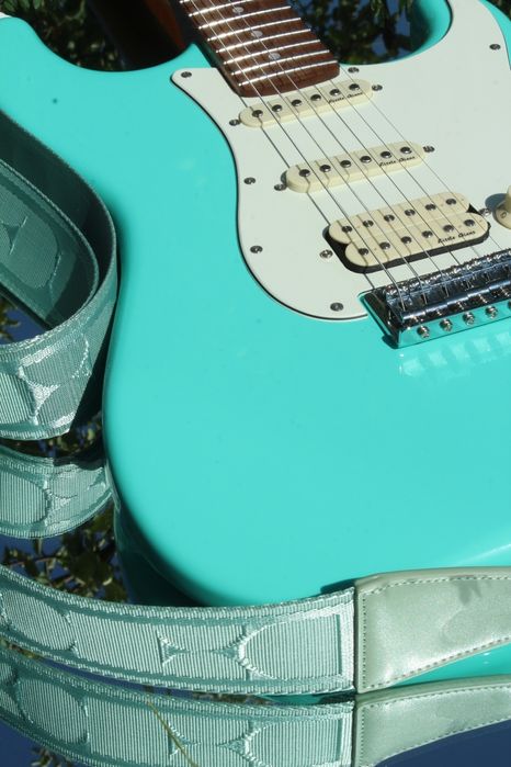 Электрогитара в новом состоянии