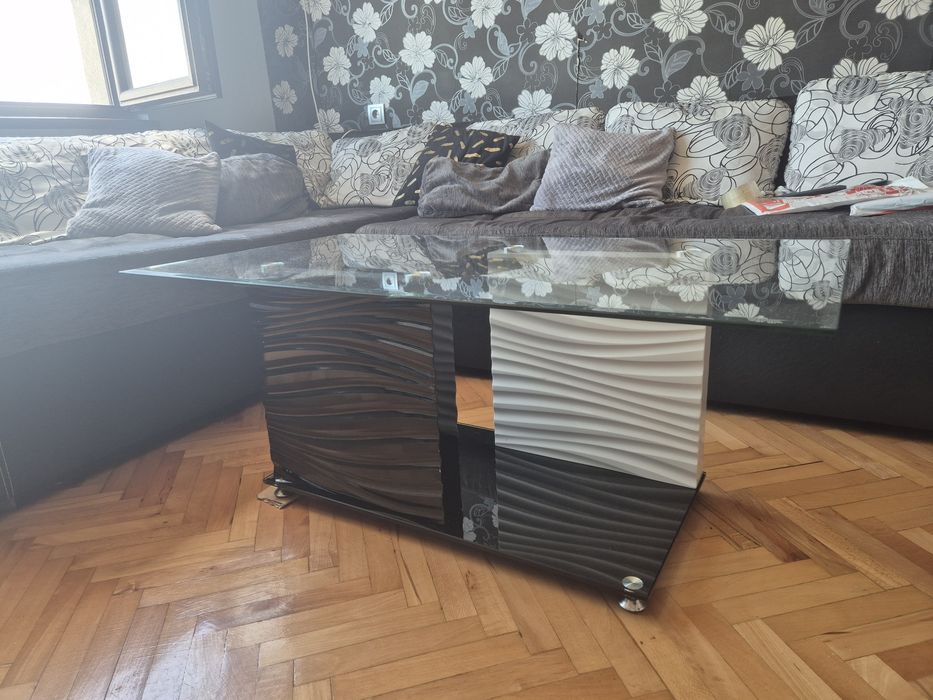 Холна маса в черно и бяло