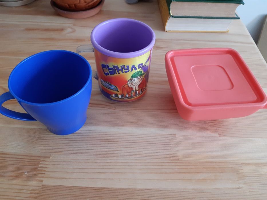 продам 2 кружки и контейнер