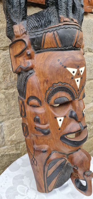 Тежка и масивна дървена маска дялана изцяло от едно цяло дърво