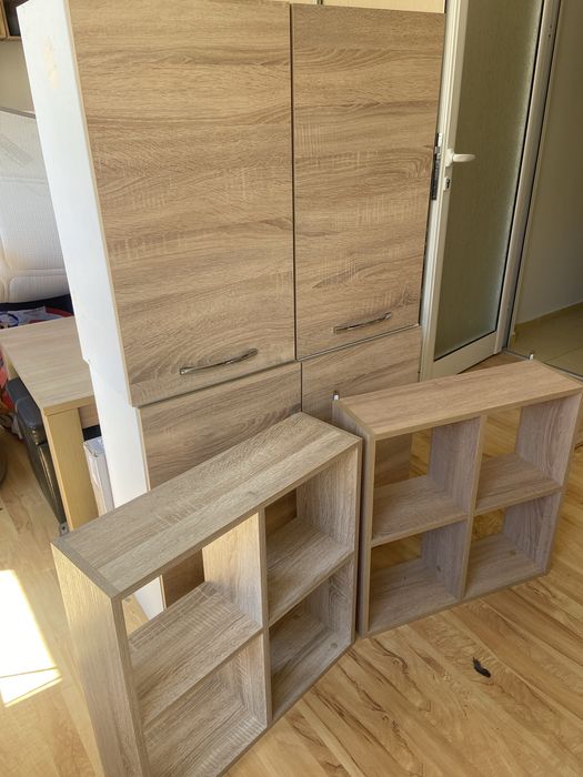 Продавам кухненски шкафове и етажерки