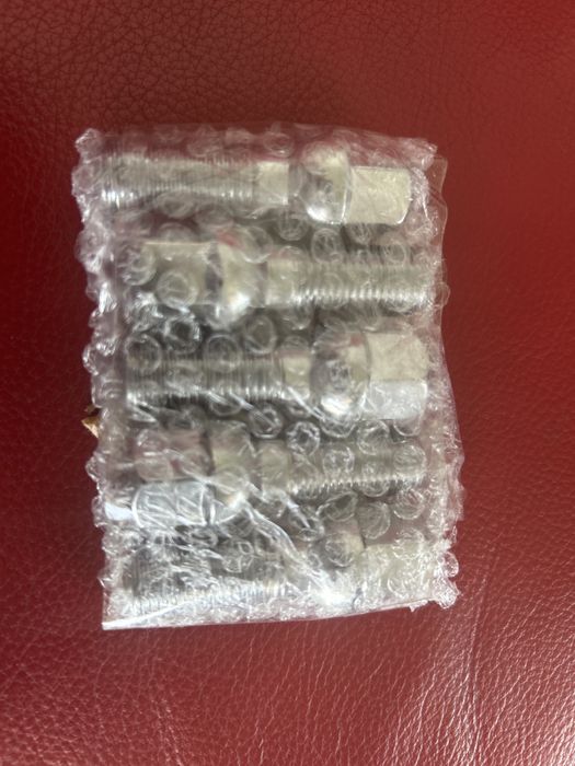 Болтове за джанти нови !!!