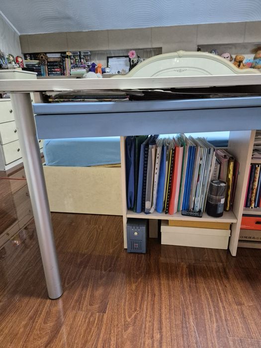 Письменный стол (подходит для компьютера)