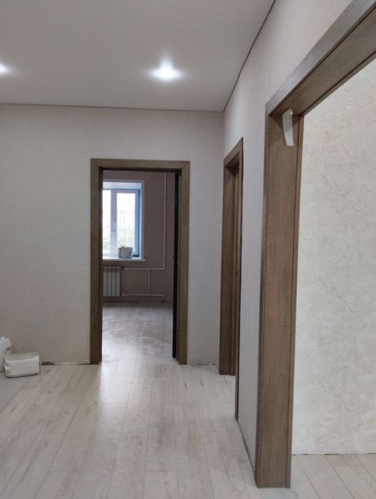 Поклейка обоев и галтелей