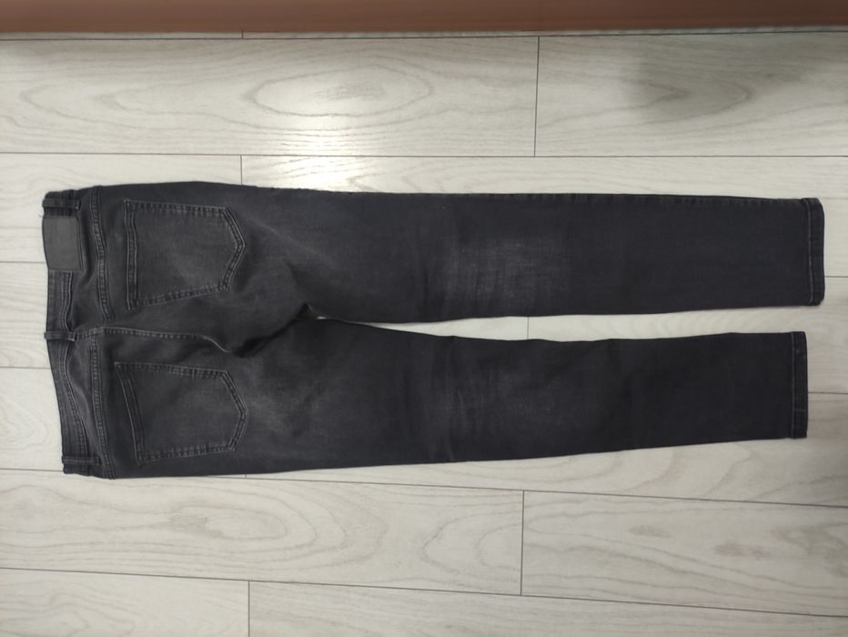 Vând blugi băieți