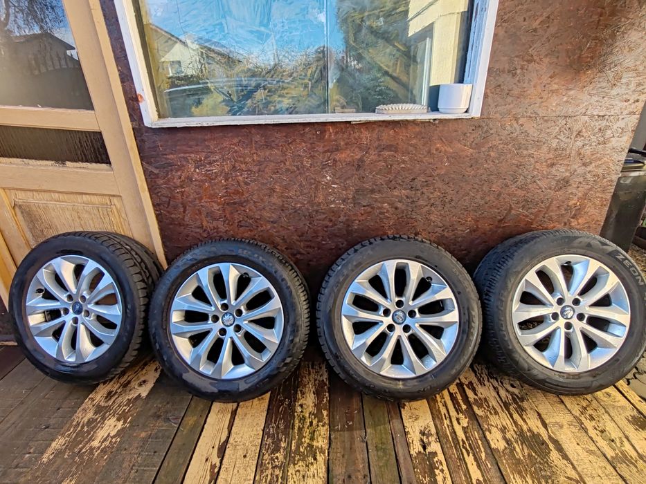 Vând genți aluminiu cu cauciucuri în stare bună de folosire .