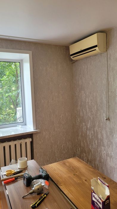 Поклейка обоев  и шпаклевка