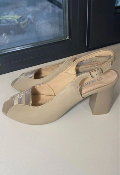 Pantofi decupati