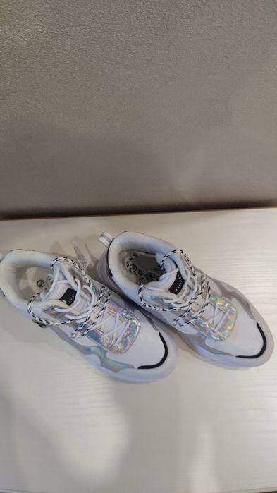 Продам зимние ботинки кросы