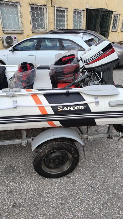 Надуваема лодка Зандер 3,30 с двигател и колесар.