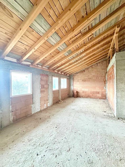 Нова къща с двор и гараж в с. Нови хан