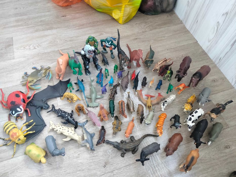 Игрушки животные динозавры