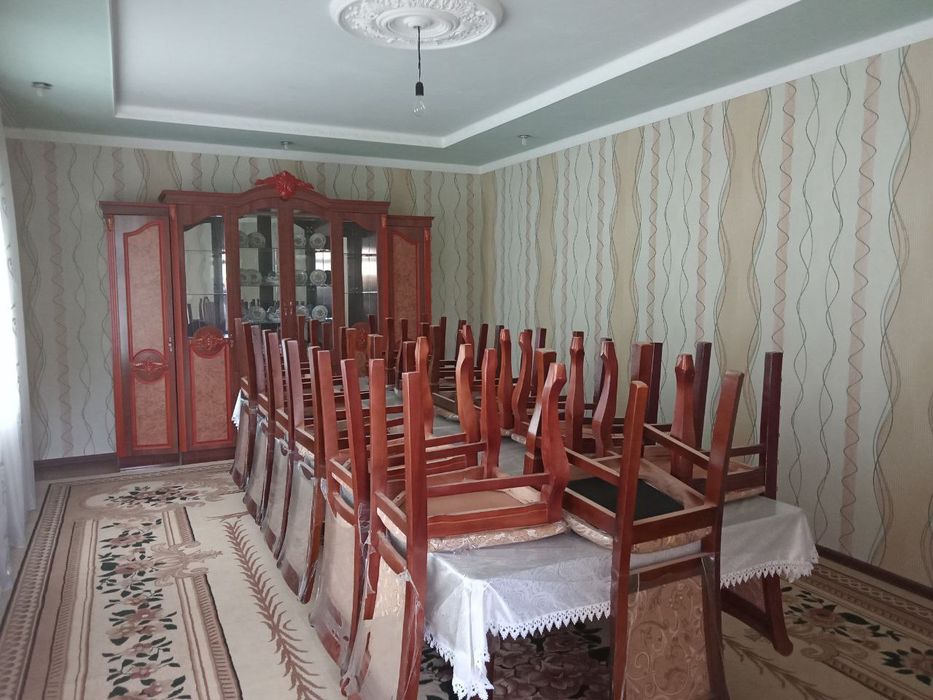 4 xonali uy oshxona va dushi bn. Bog' ham bor