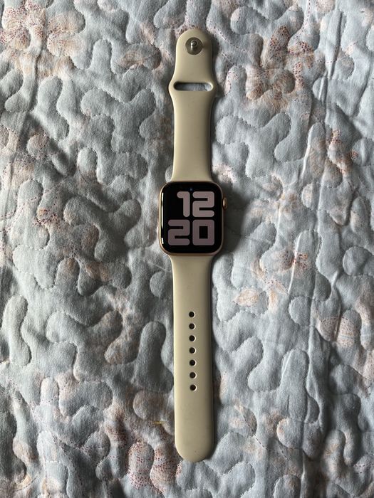 Apple Watch SE 44 мм золотистый-бежевый