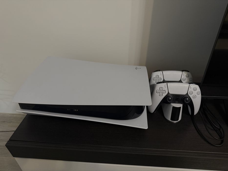 Vand ps5 disk edition 825 gb, 2 manete + statie de incărcare.