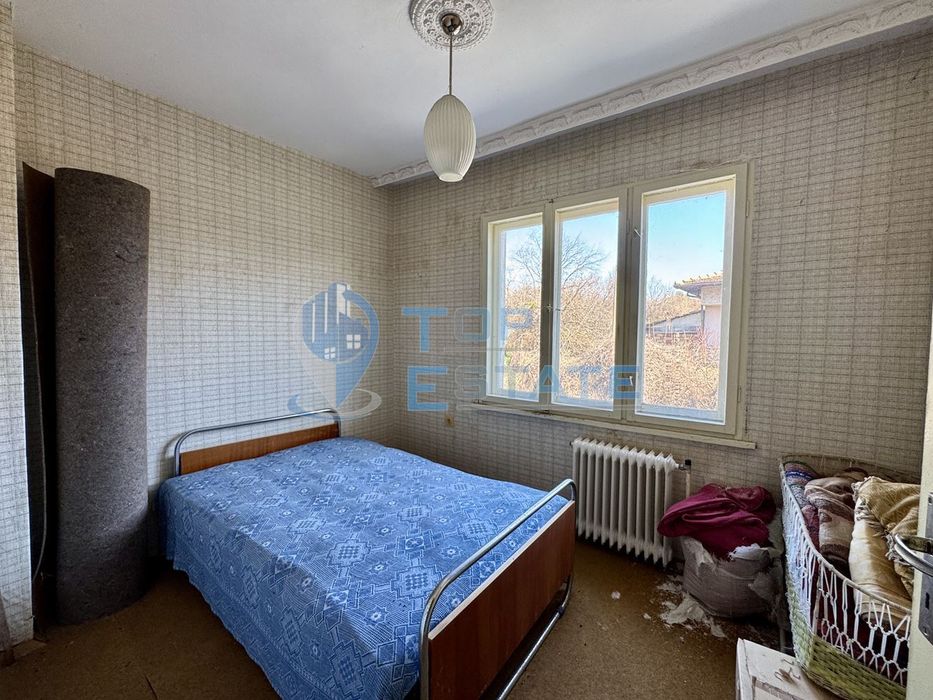 Масивна тухлена къща с кладенец и голям двор в село Ново Градище, обл