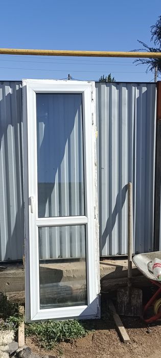 Бу пластиковый  дверь
