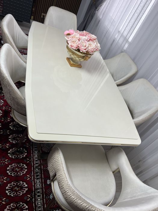 Стол со стульями