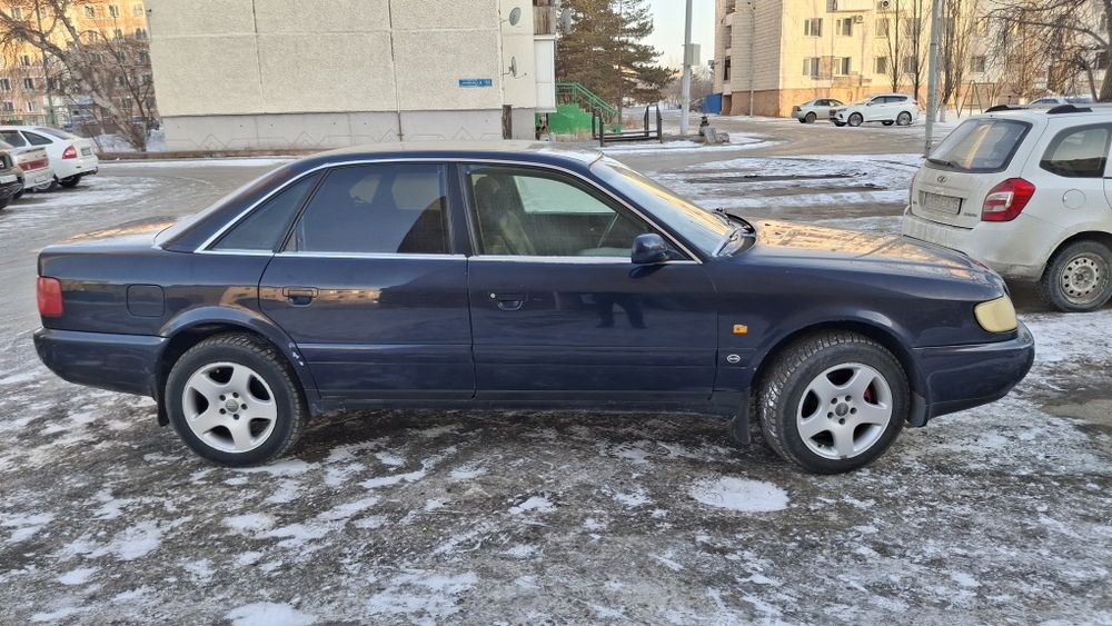 Машина Audi A6, 1995 г