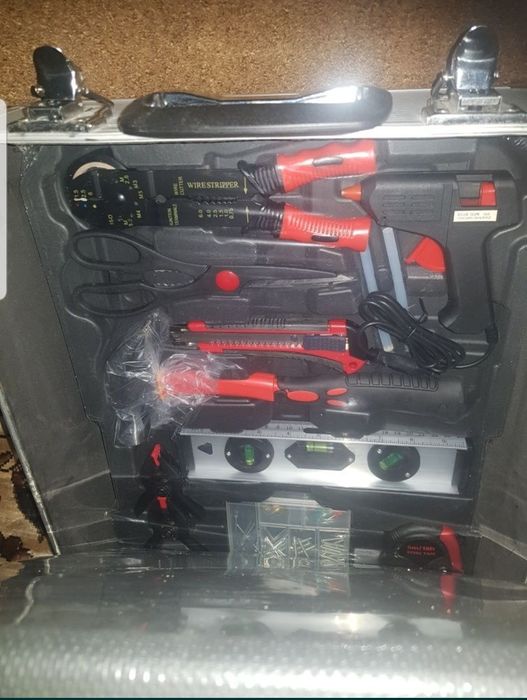 продается компактный набор инструментов