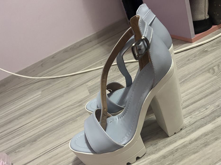 Елегантни обувки с висок дебел ток