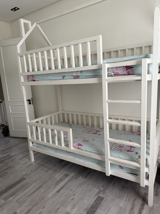 Продается двухярусная  детская кровать с ортопедическими матрасами