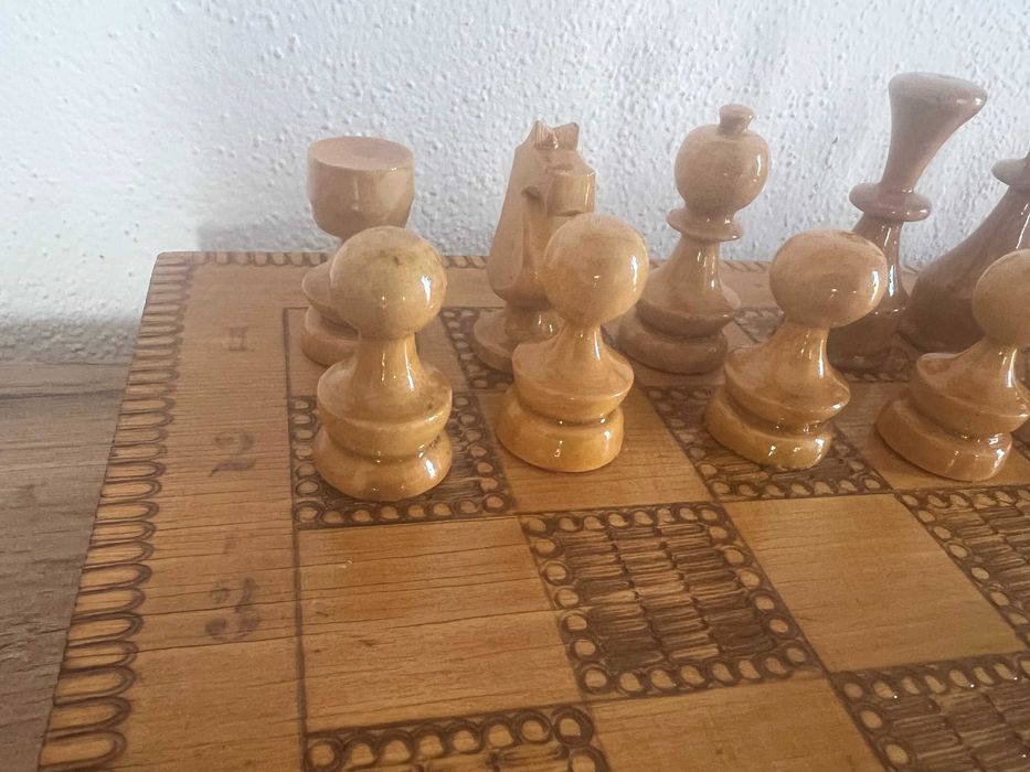 Шах с дървени фигури