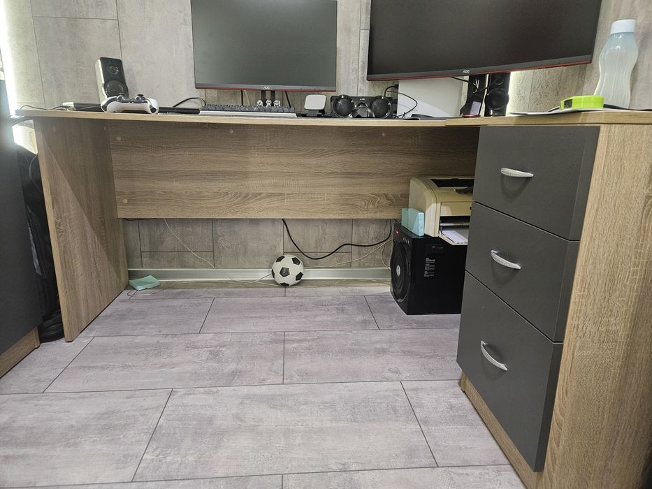 Ъглово бюро и гейминг стол