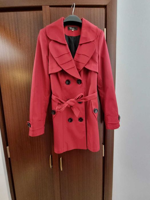 Trench trei sferturi, cambrat, guler si revere late, primavara toamna