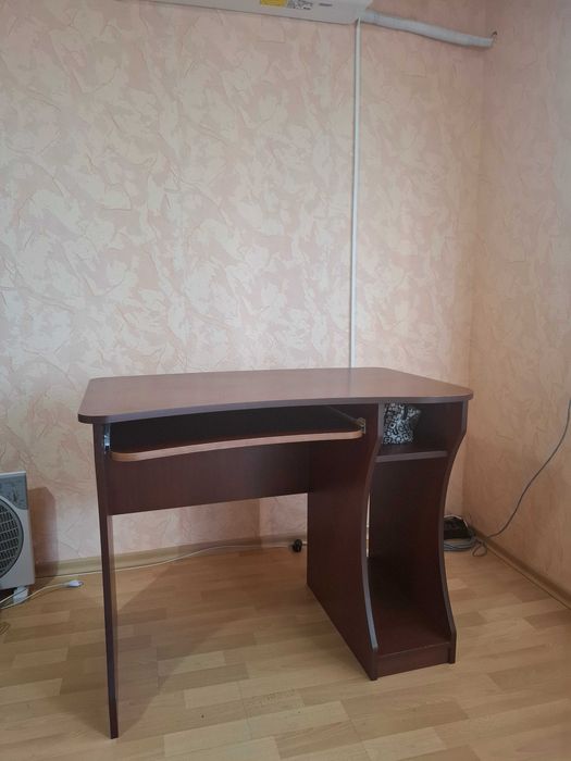 Продавам дървено бюро