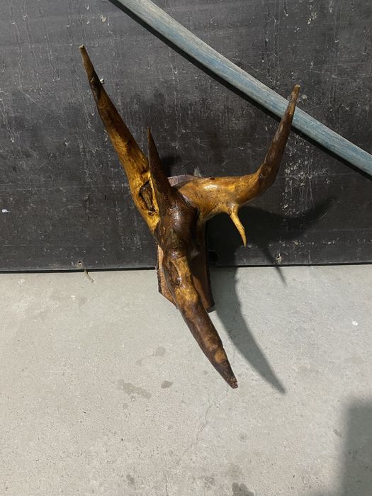 Скульптура рога из дерева